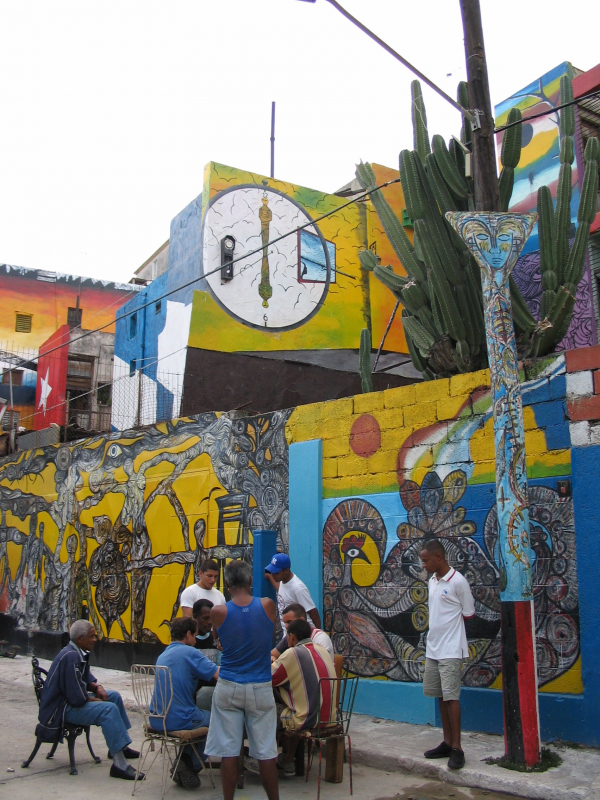 Fig. 2 : Partie de domino entre voisins au callejón de Hamel, avril 2005. 