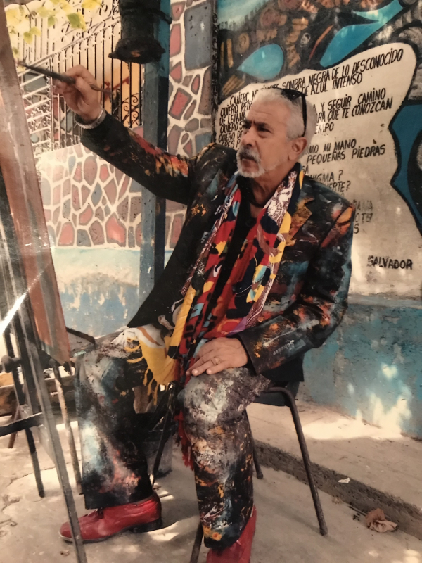Fig. 3 : Salvador peignant en plein air devant chez lui, au callejón, circa 2017. 